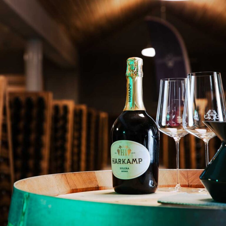 Harkamp auf Weinfass