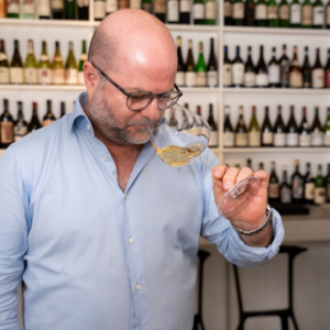 Clemens Riedl beim Verkosten von grandiosen Wein